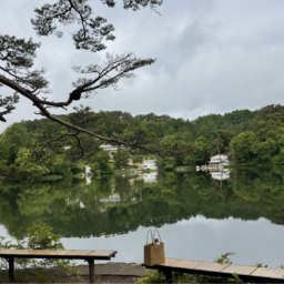湖面に景色が映り込んだ、松原湖の景色。