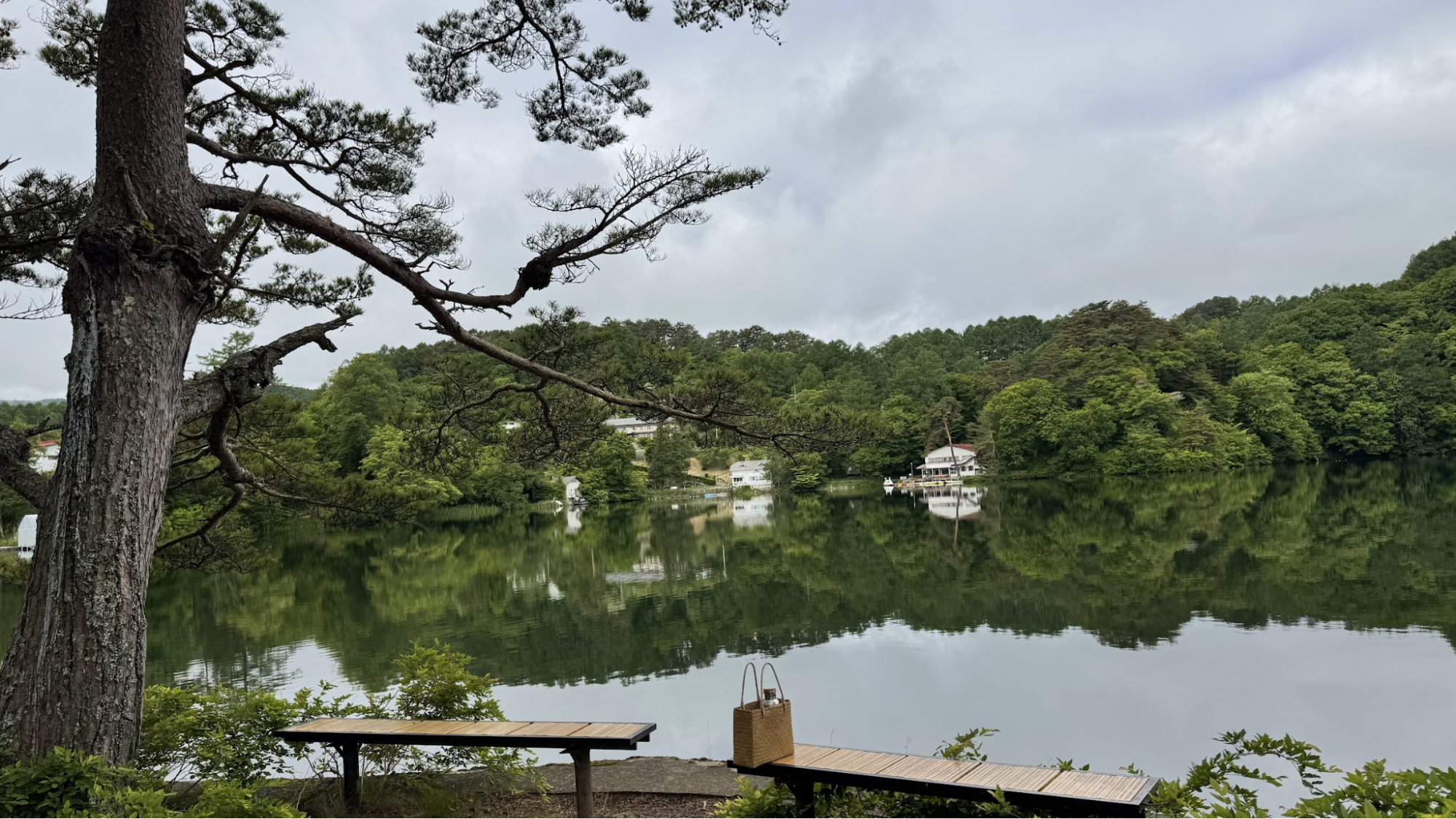 湖面に景色が映り込んだ、松原湖の景色。