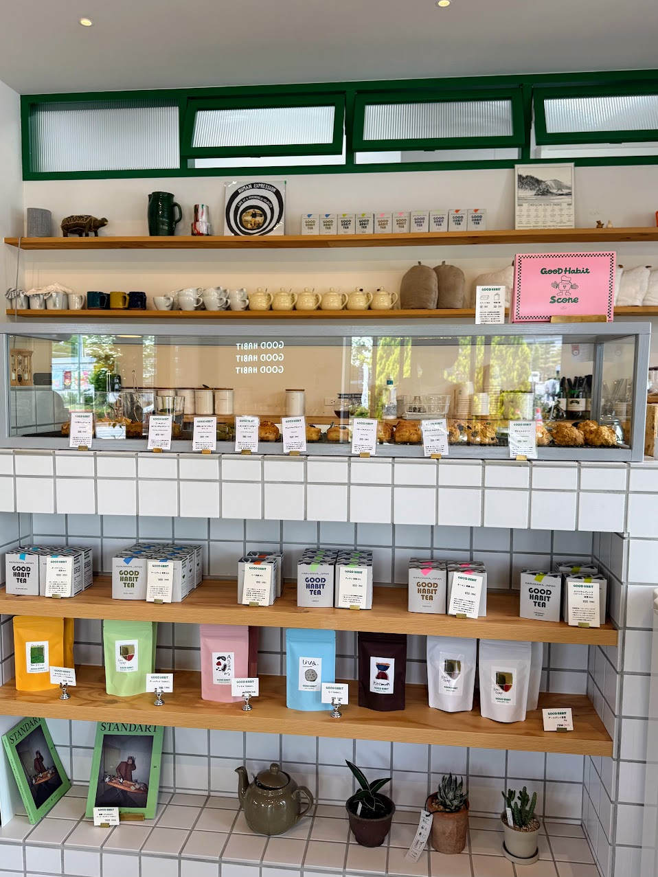 スコーンや、紅茶が色々。棚の作り、壁面の通気窓がおしゃれ。
