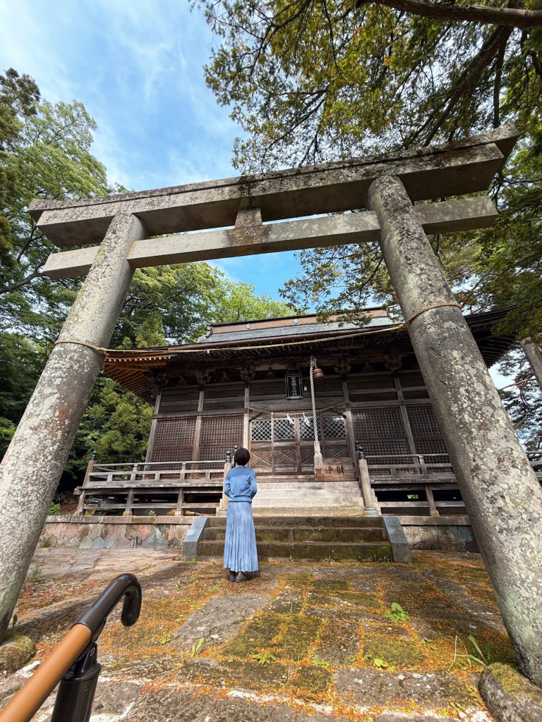 林の奥にあるので、案内がなければ、神社があることに気づきませんでした。