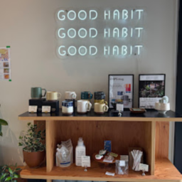 「GOOD HABIT」の壁面照明。コーナーのディスプレイが部屋のような雰囲気