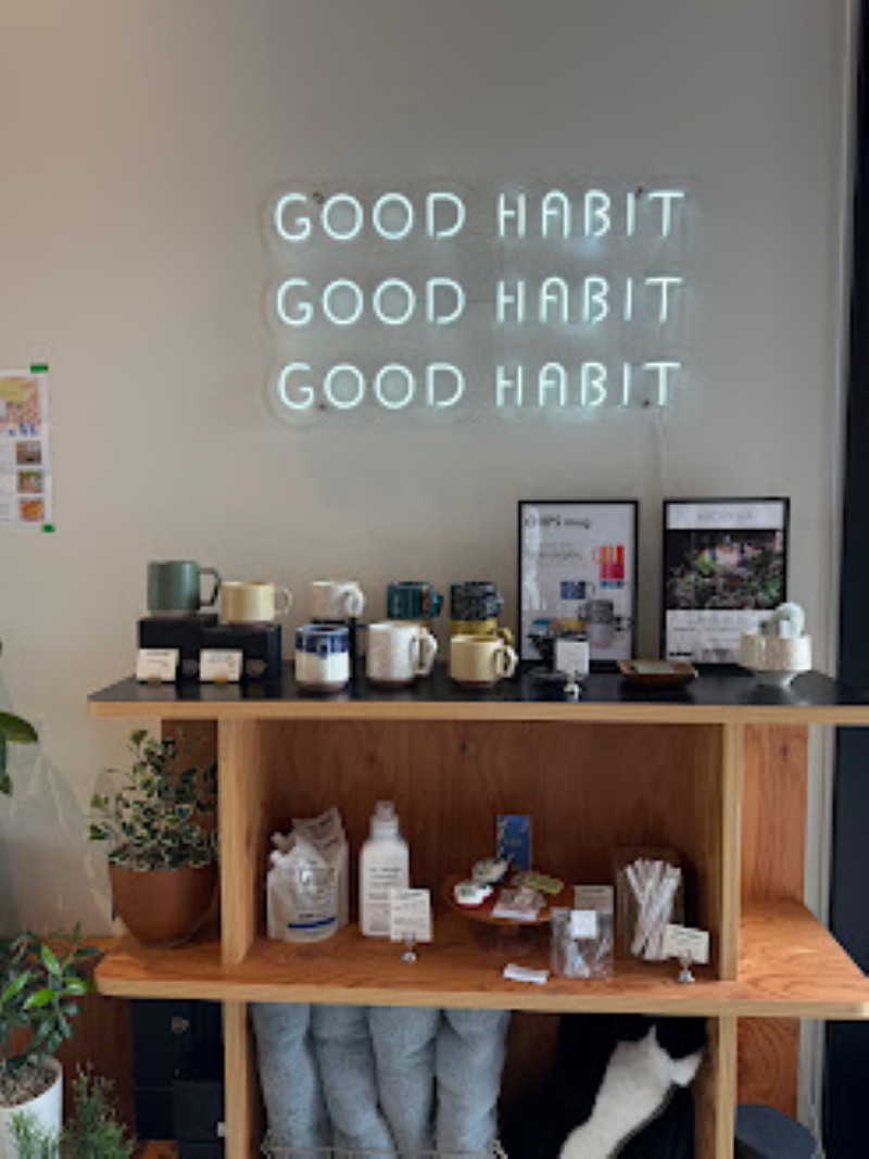 「GOOD HABIT」の壁面照明。コーナーのディスプレイが部屋のような雰囲気