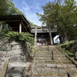 湖のほとりにある神社で。