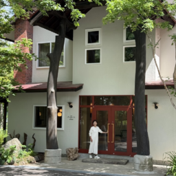 宿泊するホテルの前で。