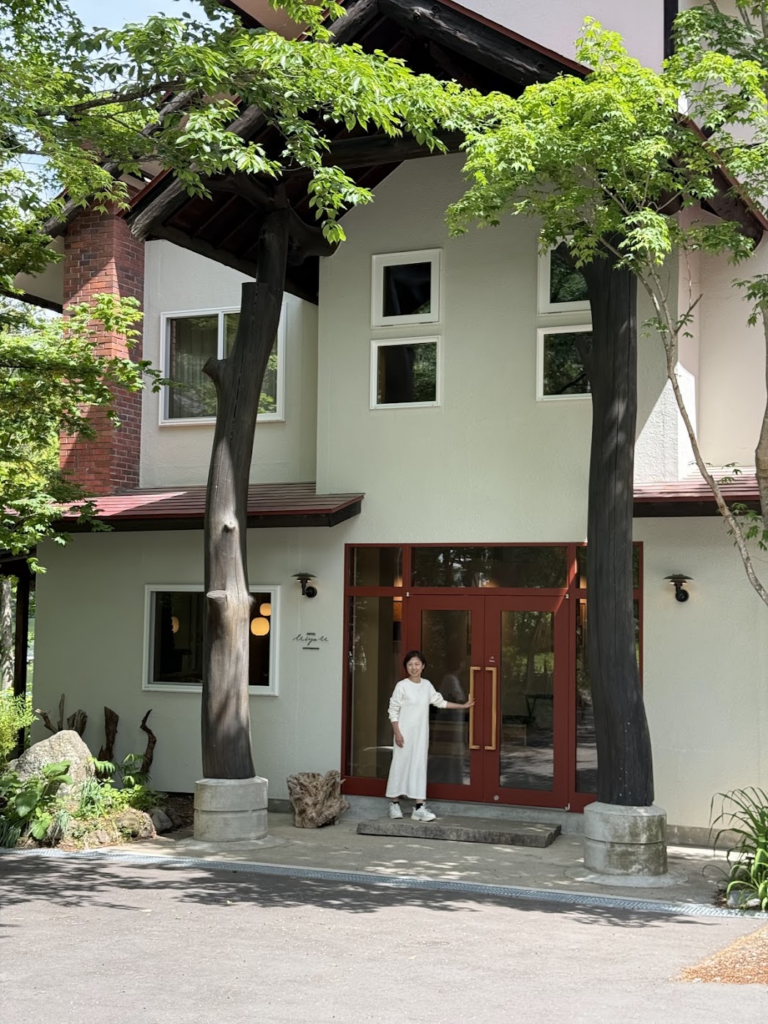 宿泊するホテルの前で。