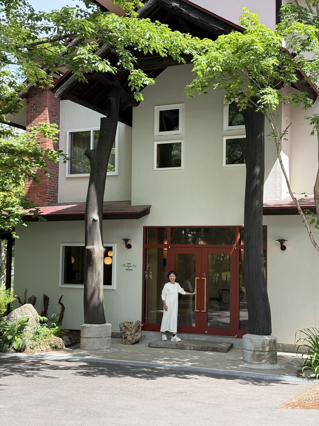 宿泊するホテルの前で。