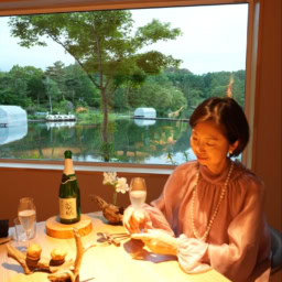 木のオブジェの上に乗っているのは、シュー生地に焼きなすを詰めた前菜です。