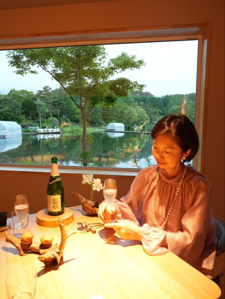 木のオブジェの上に乗っているのは、シュー生地に焼きなすを詰めた前菜です。
