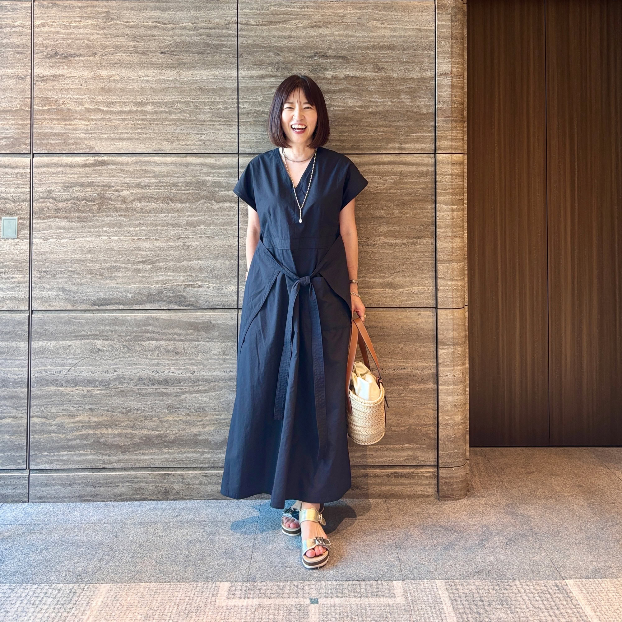 ワンピース : BEAUTY&YOUTH、UNITED ARROWS、バッグ : LOEWE、シューズ : ara