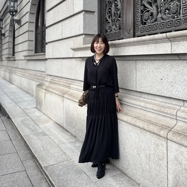 ワンピース : GALLARDAGALANTE、ベルト ; HERMES、バッグ : ZANCHETTI、シューズ : GU