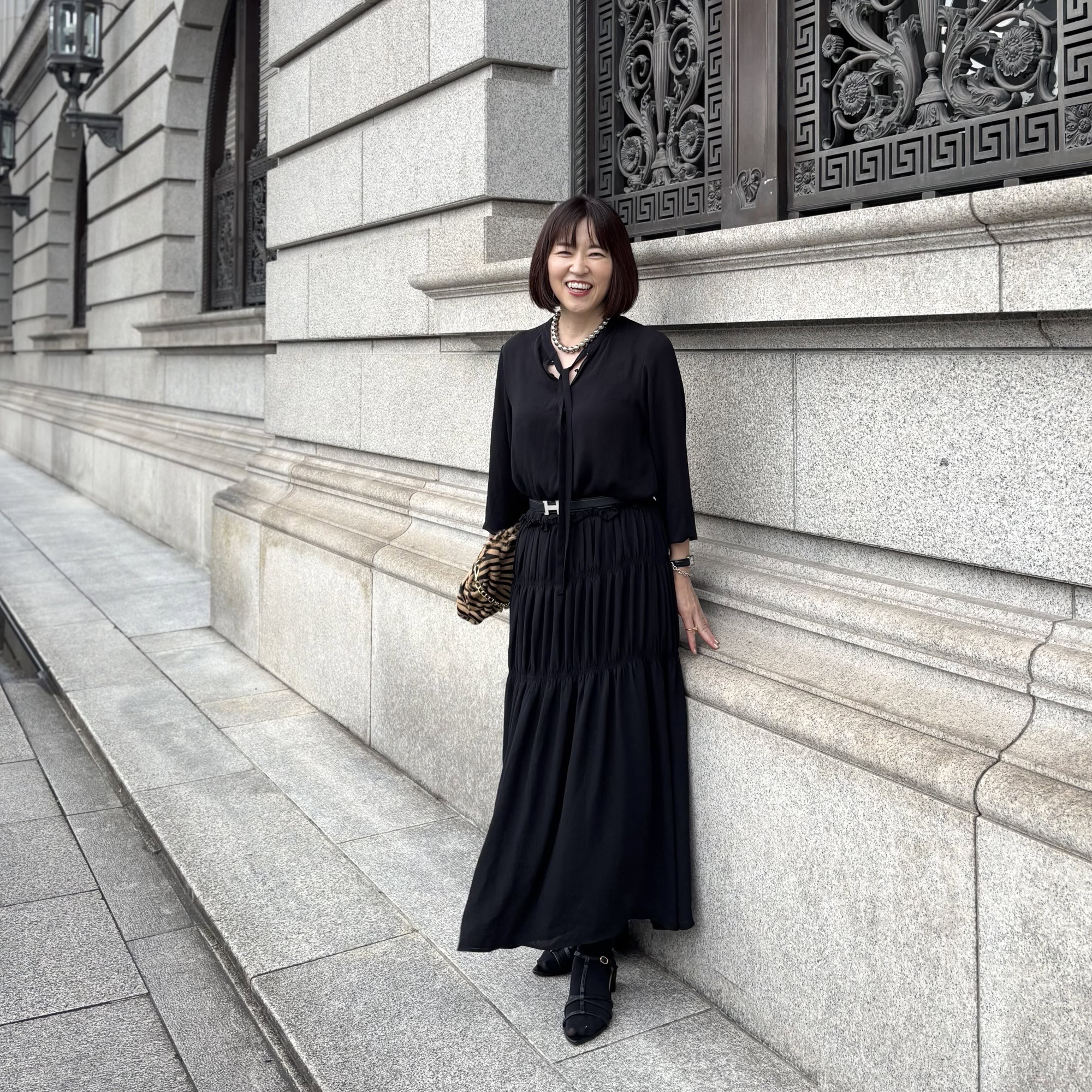 ワンピース : GALLARDAGALANTE、ベルト ; HERMES、バッグ : ZANCHETTI、シューズ : GU