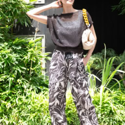 トップス・・・ルーニィ、ボトムス・・・ルージュ ヴィフ、サンダル・・・ZARA、バック・・・kazuko、ピアス・・・ノーブランド(韓国で購入)
