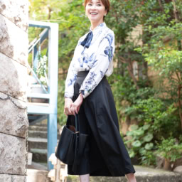 トップス・・・ZARA、ボトムス・・・PLST、サンダル・・・DIANA、ピアス・・・ABISTE、バック・・・ZARA