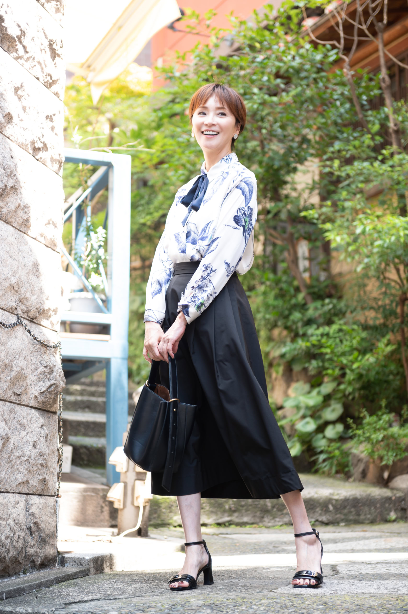 トップス・・・ZARA、ボトムス・・・PLST、サンダル・・・DIANA、ピアス・・・ABISTE、バック・・・ZARA