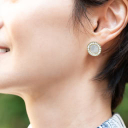 顔まわりをぱっと華やかに!上品さを格上げする「パールアクセ」の効かせ方