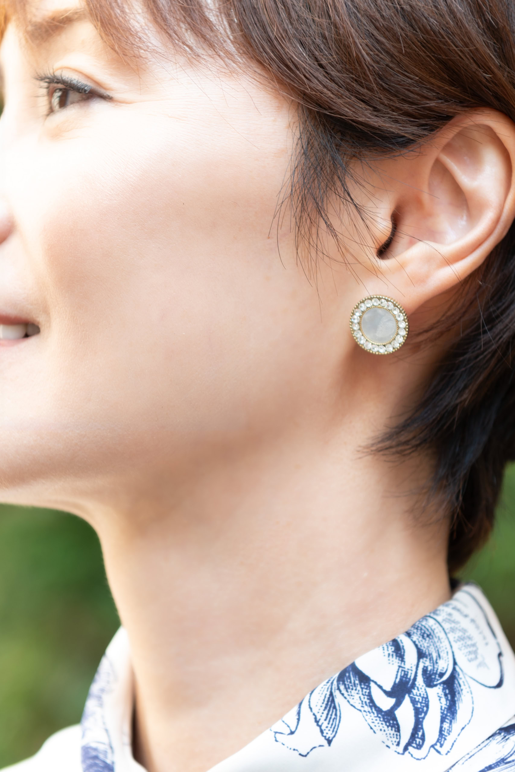 顔まわりをぱっと華やかに!上品さを格上げする「パールアクセ」の効かせ方