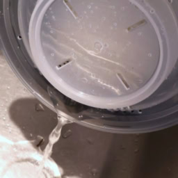 ダイソー　「電子レンジ調理器　ご飯一合炊き」　￥110