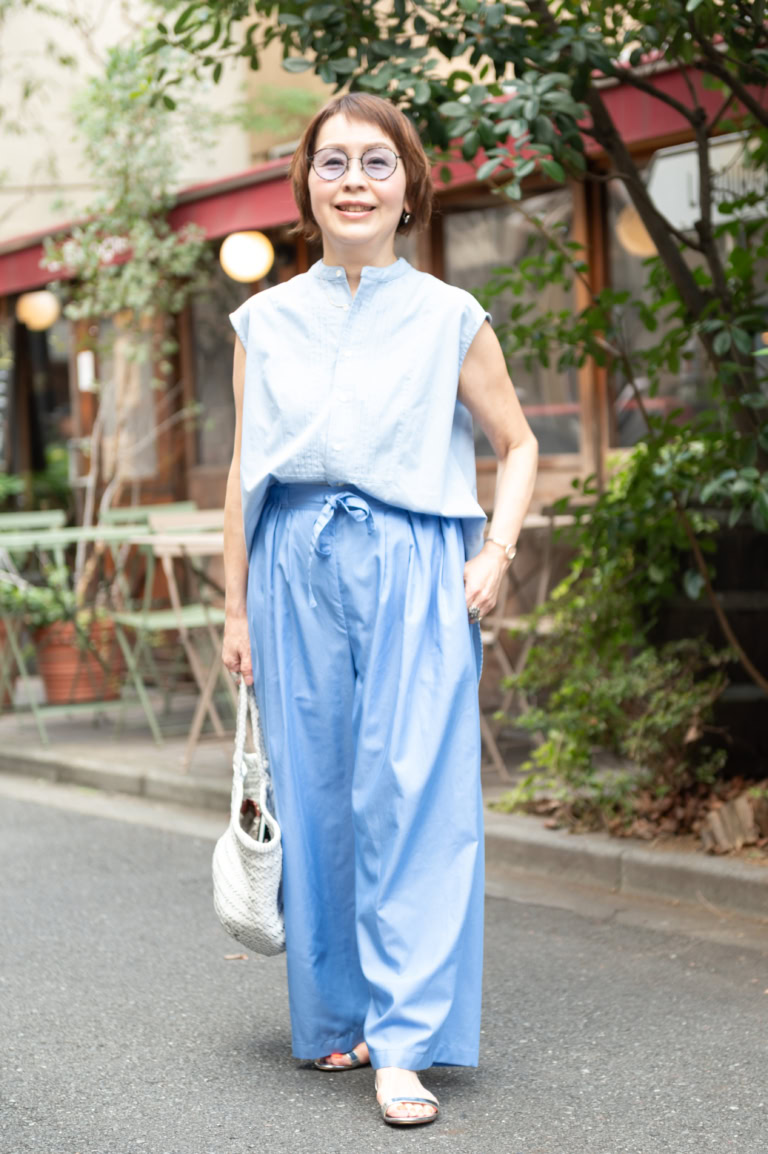 ブラウス・・・メゾン・ド・アール、パンツ・・・シテン、バッグ・・・ドラゴン ディフュージョン、シューズ・・・シーナリー、ネックレス&ブレス・・・ティファニー