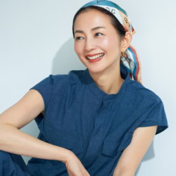 コンビネゾン¥42,900／ティッカ　頭に巻いたスカーフ¥22,000／マニプリ　ピアス¥27,500 ／ジュエッテ