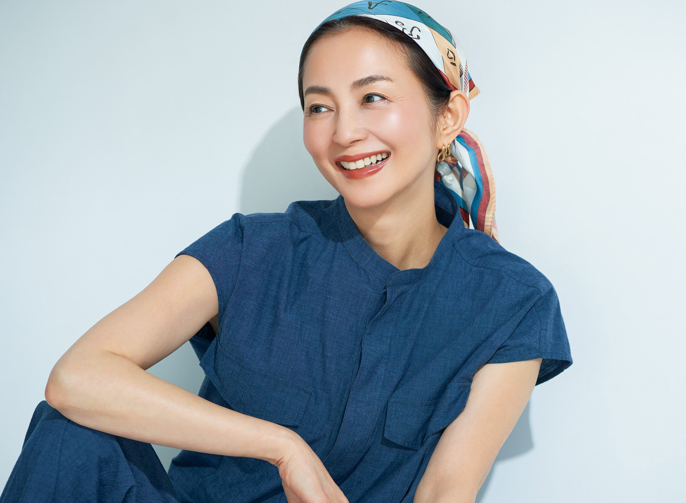 コンビネゾン¥42,900／ティッカ　頭に巻いたスカーフ¥22,000／マニプリ　ピアス¥27,500 ／ジュエッテ