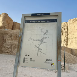 岩山を深く掘り進むような「王家の谷」の案内図