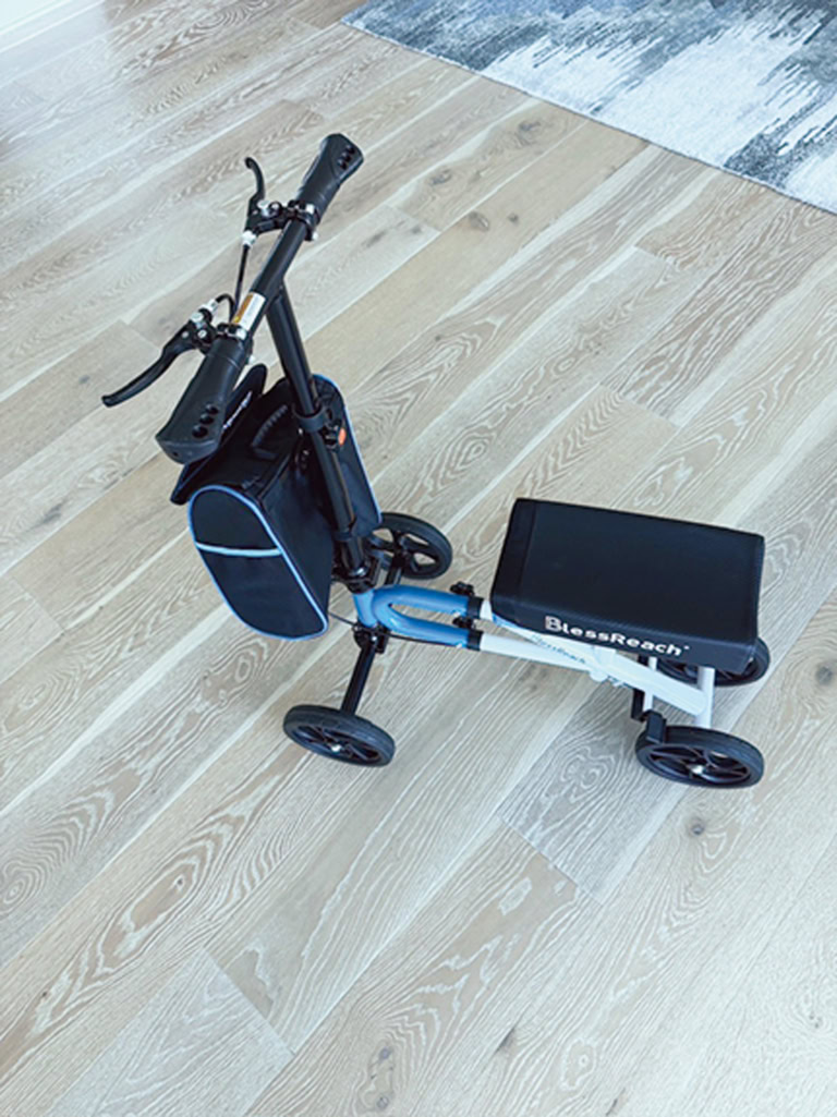 骨折して数日後にはニー・スクーターを注文しました