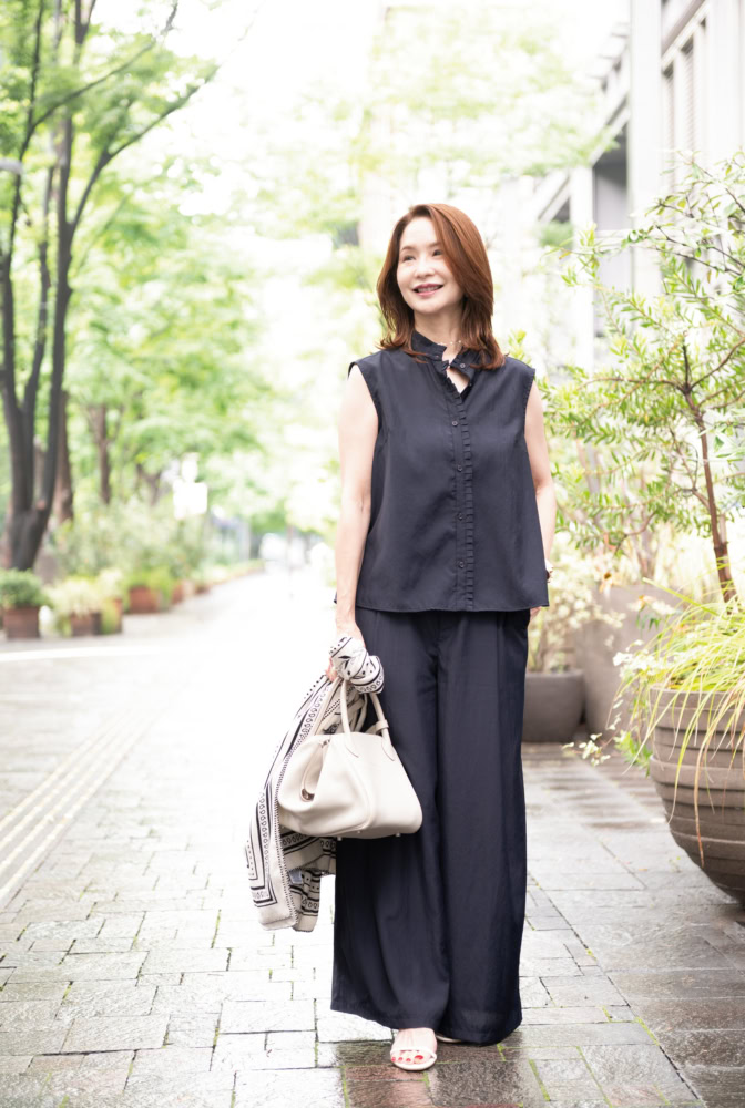 【60代のお手本スナップ】酷暑の涼感コーディネート!着やせ効果抜群のIラインシルエットにクリーンな小物を効かせた東京マダム