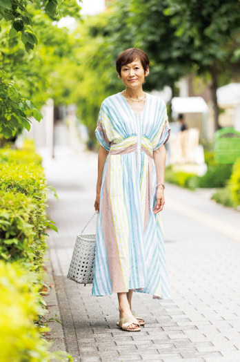 【60代のお手本スナップ】「ヌキテパ」のワンピースはやさしい肌当たりで汗ばむ日もさらっと快適！【東京・街角スナップ】