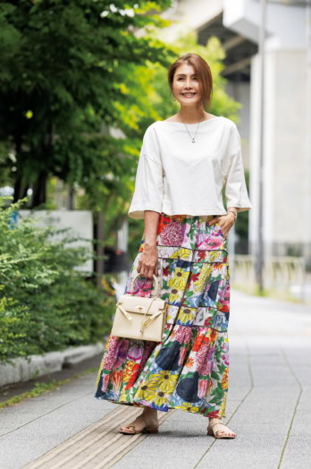 【60代お手本スナップ《東京》】「ケイタマルヤマ」の麻ロングスカートで魅せる！まだ暑い秋口もおしゃれに涼しく