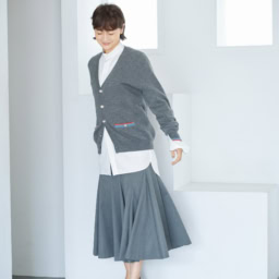 カーディガン¥82,500/トゥモローランド ビー(トゥモローランド 渋谷本店)、中に着たシャツ¥89,100/コート(メゾン・ディセット)、スカート¥88,000/ストラスブルゴ(ストラスブルゴ カスタマーセンター)、シューズ¥147,400/マローン・ディセット(メゾン・ディセット)