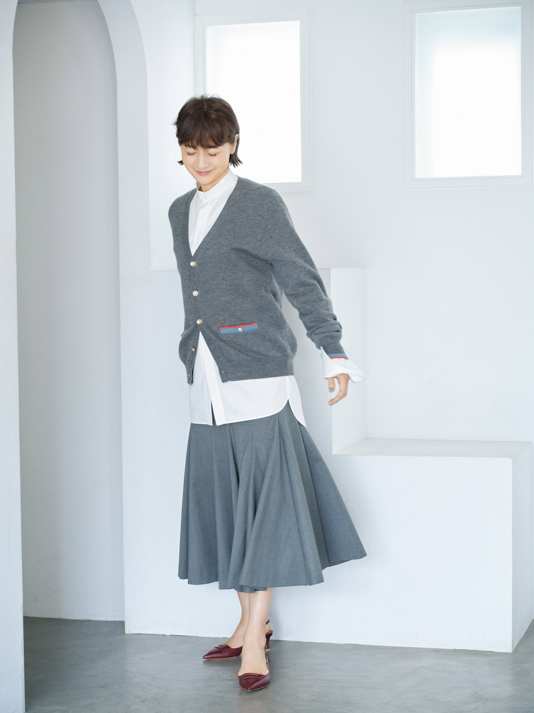 カーディガン¥82,500/トゥモローランド ビー(トゥモローランド 渋谷本店)、中に着たシャツ¥89,100/コート(メゾン・ディセット)、スカート¥88,000/ストラスブルゴ(ストラスブルゴ カスタマーセンター)、シューズ¥147,400/マローン・ディセット(メゾン・ディセット)