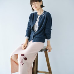 ウールカーディガン¥84,000、中に着たカシミアカーディガン¥132,000/ともにジョンストンズオブ エルガン(エドストローム オフィス)、刺しゅうニットスカート¥229,900/アーデム(メゾン・ディセット)、シューズ¥85,800/ペレック(ファイブスパイス)、ブローチ/スタイリスト私物
