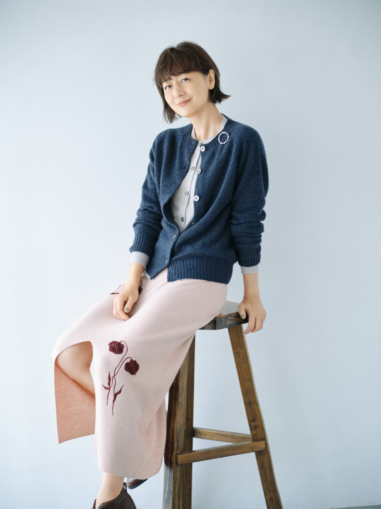 ウールカーディガン¥84,000、中に着たカシミアカーディガン¥132,000/ともにジョンストンズオブ エルガン(エドストローム オフィス)、刺しゅうニットスカート¥229,900/アーデム(メゾン・ディセット)、シューズ¥85,800/ペレック(ファイブスパイス)、ブローチ/スタイリスト私物