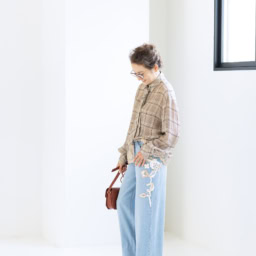ネクタイつきブラウス¥159,500、デニムパンツ¥128,700／ともにエルマンノ フィレンツェ（ウールン商会）、メガネ¥49,500／アイヴァン（アイヴァン 東京ギャラリー）、ピアス¥286,000、薬指に重ねたリング（指先から）¥253,000、¥66,000、人さし指につけたリング¥572,000／すべてシンティランテ（イセタンサローネ東京ミッドタウン）、バッグ¥172,700／ピエール アルディ（ピエール アルディ 東京）、シューズ¥147,400／マローン・スリアーズ（メゾン・ディセット）