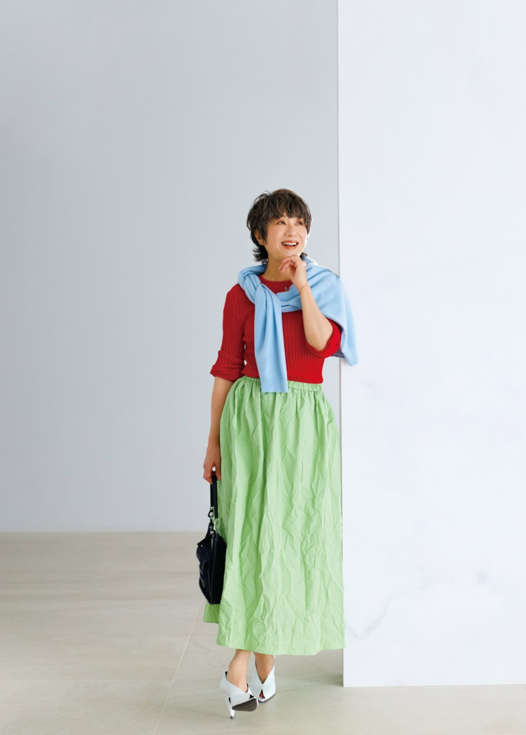 リブニット¥55,000/オブリオ、肩がけしたニット¥89,100/エイトン(エイトン青山)、スカート¥66,000/ブラミンク(ブラミンク トーキョー)、バッグ¥216,700/ピエール アルディ(ピエール アルディ 東京)、パンプス¥141,900/セルジオ ロッシ(セルジオ ロッシ ジャパン カスタマーサービス)、ネックレス¥361,900、バングル¥51,700/ビジュードエム(ビジュードエム 六本木ヒルズ)
