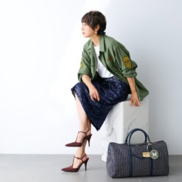 ジャケット¥93,500、スパンコールスカート¥162,800、ネックレス¥1,408,000／すべてマディソンブルー、Tシャツ¥12,100／エブール（リトルリーグ インク）、バッグ¥517,000、バッグにつけたチャーム各¥40,700／すべてモワナ（モワナ 伊勢丹新宿店）、靴¥193,600／ピエール アルディ（ピエール アルディ 東京）、ピアス¥58,300、リングセット¥57,200／ともにブランイリス（ブランイリス・ジャポン）