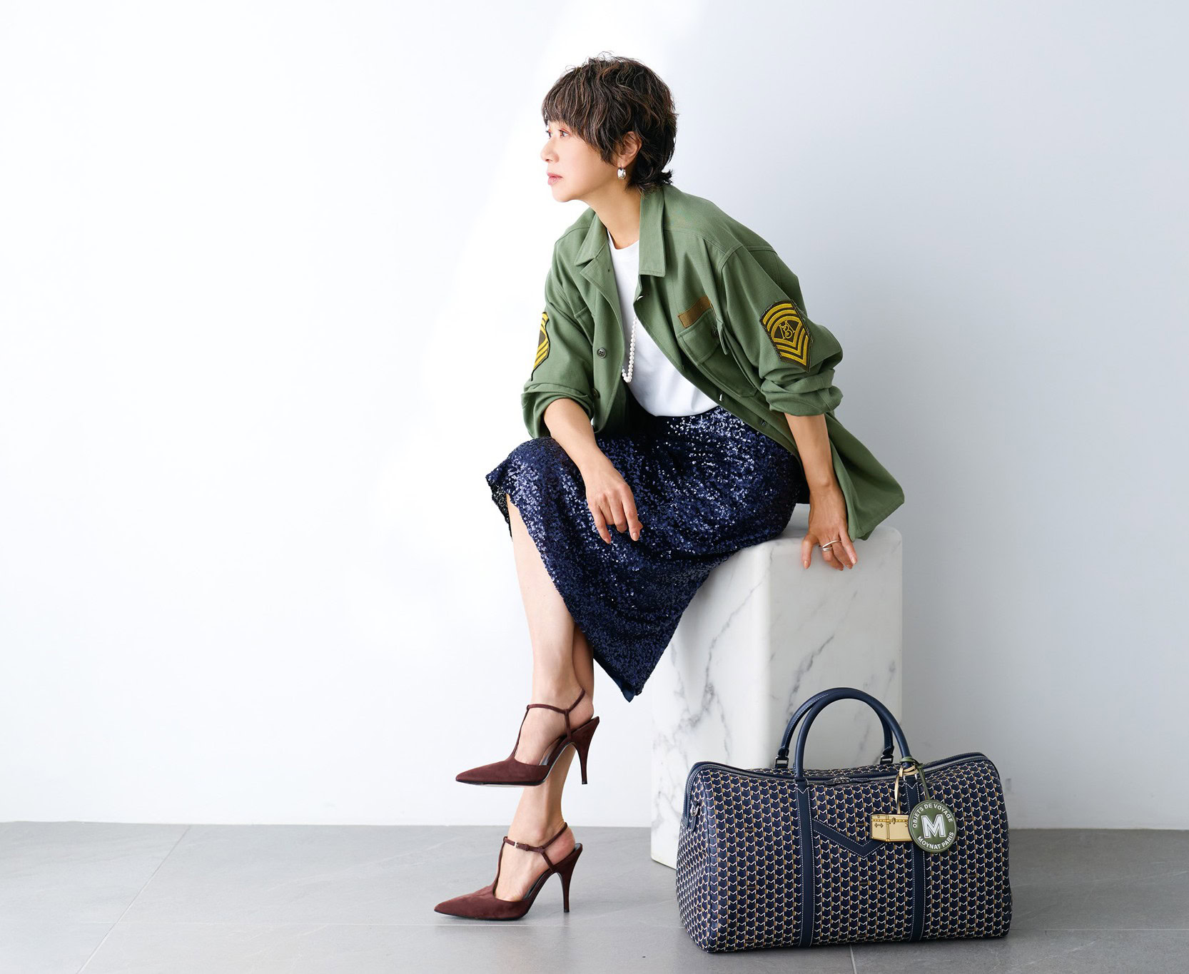 ジャケット¥93,500、スパンコールスカート¥162,800、ネックレス¥1,408,000／すべてマディソンブルー、Tシャツ¥12,100／エブール（リトルリーグ インク）、バッグ¥517,000、バッグにつけたチャーム各¥40,700／すべてモワナ（モワナ 伊勢丹新宿店）、靴¥193,600／ピエール アルディ（ピエール アルディ 東京）、ピアス¥58,300、リングセット¥57,200／ともにブランイリス（ブランイリス・ジャポン）