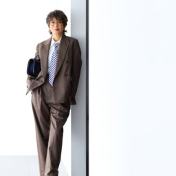 ジャケット¥88,000、パンツ¥52,800／ともにデパリエ（デパリエ 伊勢丹新宿店）、シャツ¥15,000／COS（COS 青山店）、バッグ¥187,000／ピエール アルディ（ピエール アルディ 東京）、靴¥143,000／セルジオ ロッシ（セルジオ ロッシ ジャパンカスタマーサービス）、メガネ¥49,500／モスコット（モスコット アオヤマ）、ピアス¥97,500／トムウッド（トムウッド 青山店）、ネクタイ／スタイリスト私物