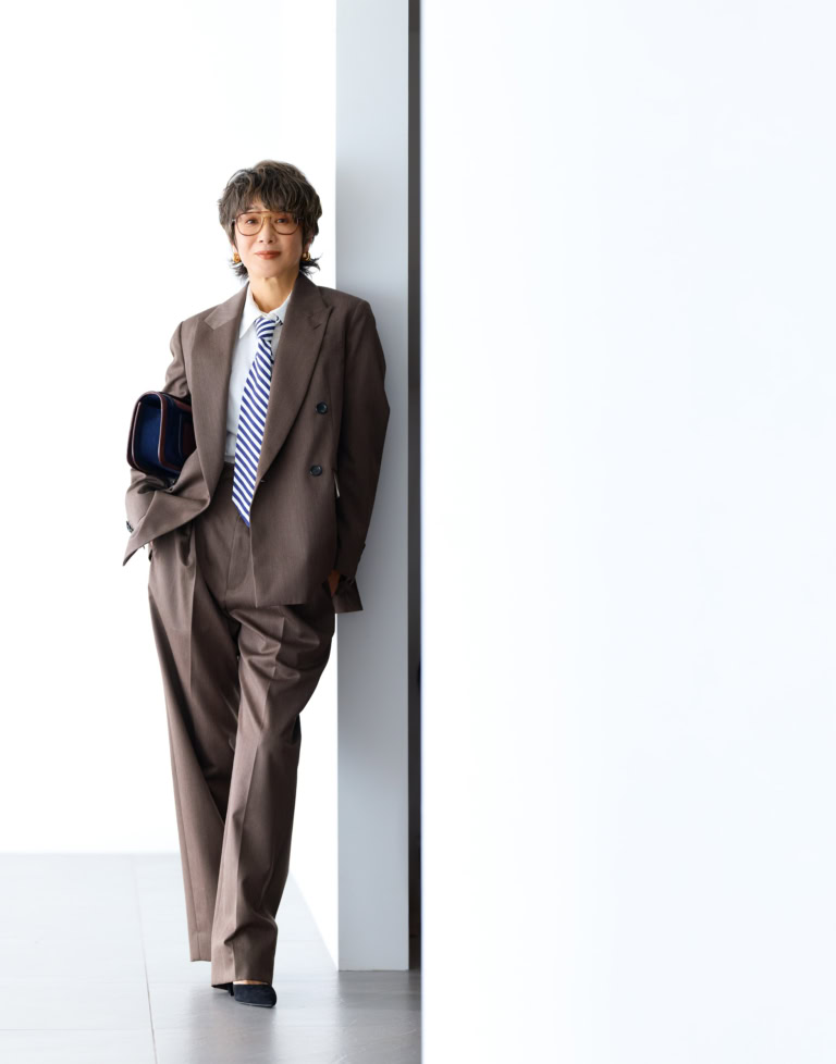 ジャケット¥88,000、パンツ¥52,800／ともにデパリエ（デパリエ 伊勢丹新宿店）、シャツ¥15,000／COS（COS 青山店）、バッグ¥187,000／ピエール アルディ（ピエール アルディ 東京）、靴¥143,000／セルジオ ロッシ（セルジオ ロッシ ジャパンカスタマーサービス）、メガネ¥49,500／モスコット（モスコット アオヤマ）、ピアス¥97,500／トムウッド（トムウッド 青山店）、ネクタイ／スタイリスト私物