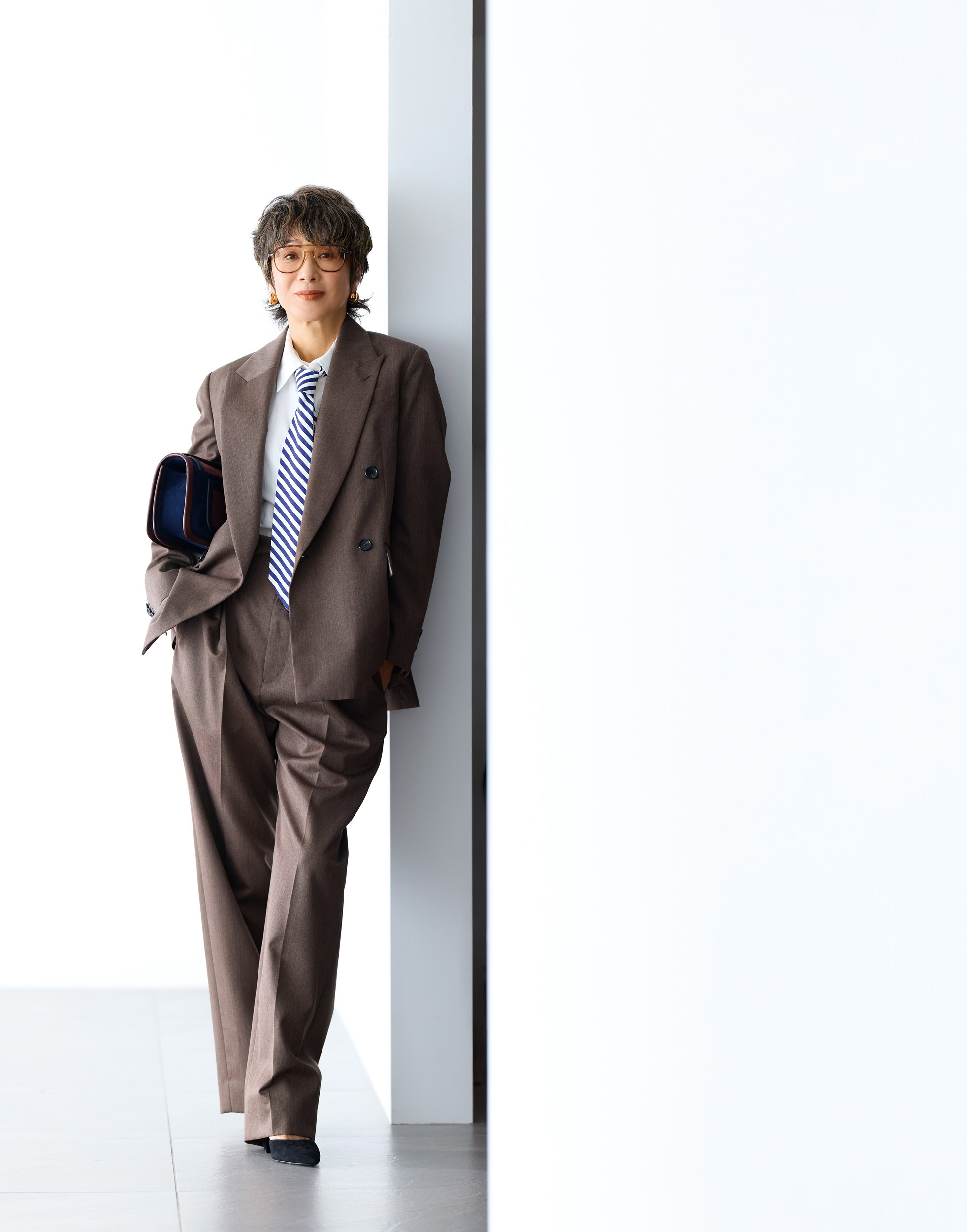 ジャケット¥88,000、パンツ¥52,800／ともにデパリエ（デパリエ 伊勢丹新宿店）、シャツ¥15,000／COS（COS 青山店）、バッグ¥187,000／ピエール アルディ（ピエール アルディ 東京）、靴¥143,000／セルジオ ロッシ（セルジオ ロッシ ジャパンカスタマーサービス）、メガネ¥49,500／モスコット（モスコット アオヤマ）、ピアス¥97,500／トムウッド（トムウッド 青山店）、ネクタイ／スタイリスト私物
