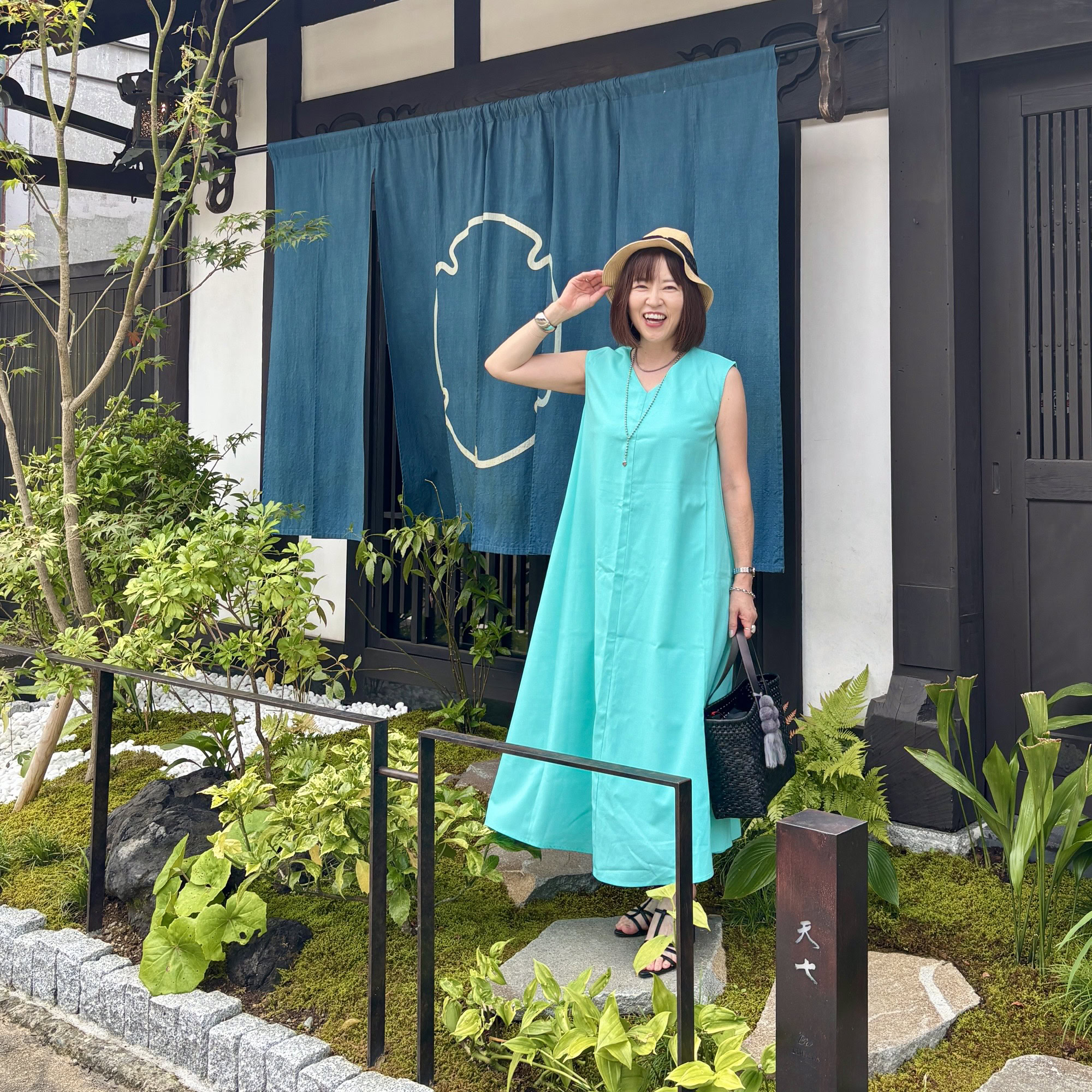 ワンピース : RANAN、バッグ : CHEVERE、シューズ : GU