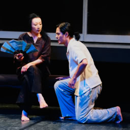 『月を抱く人魚』-雨月物語より- 勝四郎(岡本圭人)は背ビレの謎を追い、青頭金子(松岡依都美)を訪ねると、使用人・丸谷に出会う。