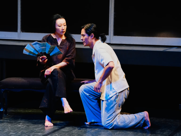 『月を抱く人魚』-雨月物語より- 勝四郎(岡本圭人)は背ビレの謎を追い、青頭金子(松岡依都美)を訪ねると、使用人・丸谷に出会う。