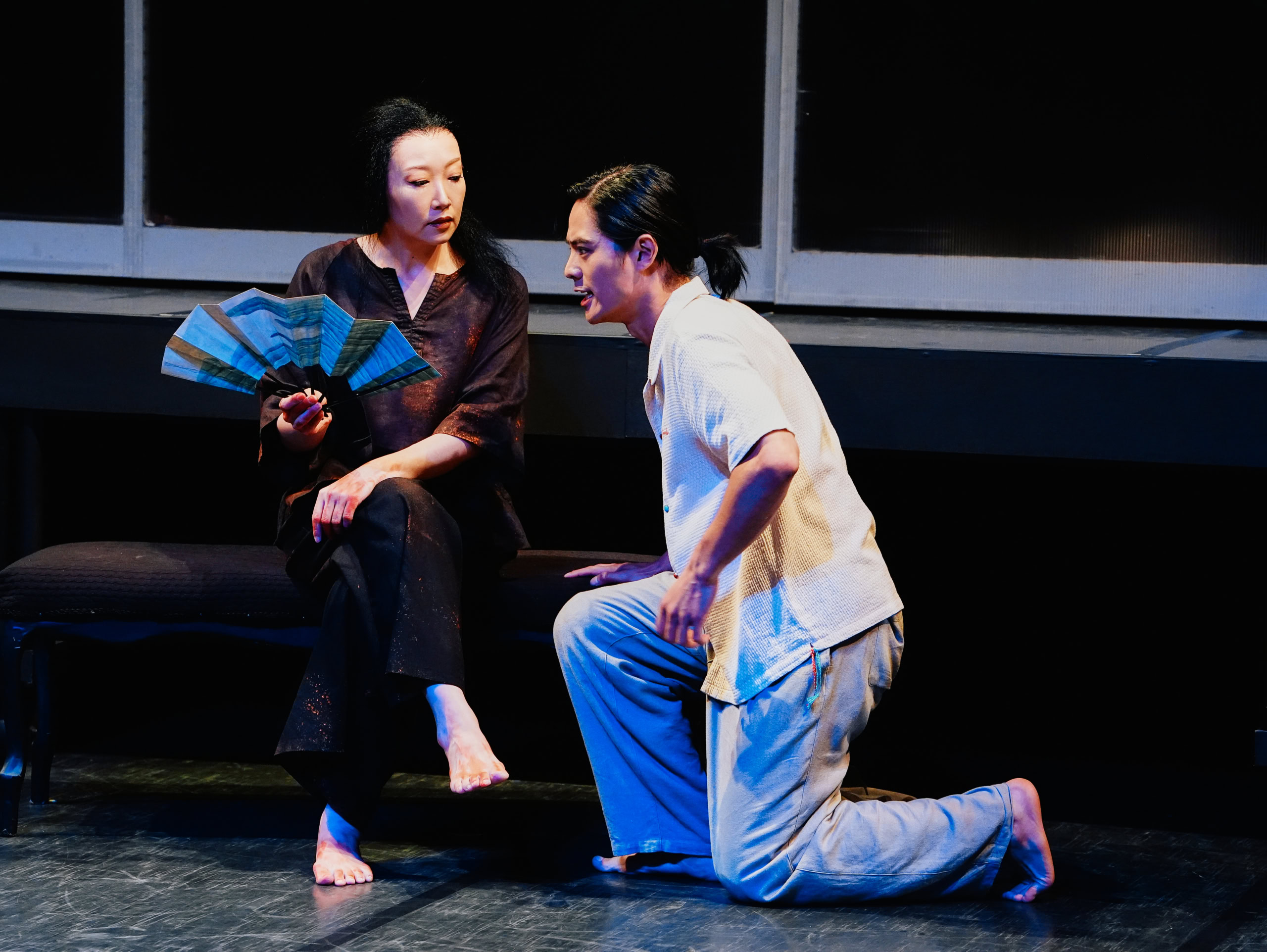 『月を抱く人魚』-雨月物語より- 勝四郎(岡本圭人)は背ビレの謎を追い、青頭金子(松岡依都美)を訪ねると、使用人・丸谷に出会う。