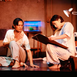 『月を抱く人魚』-雨月物語より- 右:画家・宮木を演じる南沢奈央さん、左:主人公・絵画モデルである勝四郎を演じる岡本圭人さん。勝四郎はモデルとして、宮木のもとを訪れる。