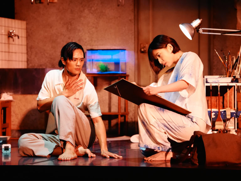 『月を抱く人魚』-雨月物語より- 右:画家・宮木を演じる南沢奈央さん、左:主人公・絵画モデルである勝四郎を演じる岡本圭人さん。勝四郎はモデルとして、宮木のもとを訪れる。