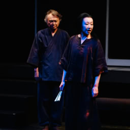 『月を抱く人魚』-雨月物語より- 右:高名な画家・青頭金子を演じる松岡依都美さん、左:その使用人・丸谷を演じる相島一之さん