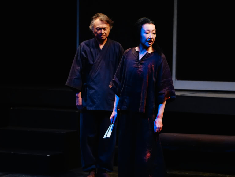 『月を抱く人魚』-雨月物語より- 右:高名な画家・青頭金子を演じる松岡依都美さん、左:その使用人・丸谷を演じる相島一之さん