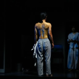 『月を抱く人魚』-雨月物語より-勝四郎(岡本圭人)背中には、宮木(南沢奈央)が描いた背ビレが残された