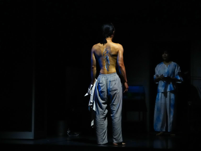 『月を抱く人魚』-雨月物語より-勝四郎(岡本圭人)背中には、宮木(南沢奈央)が描いた背ビレが残された